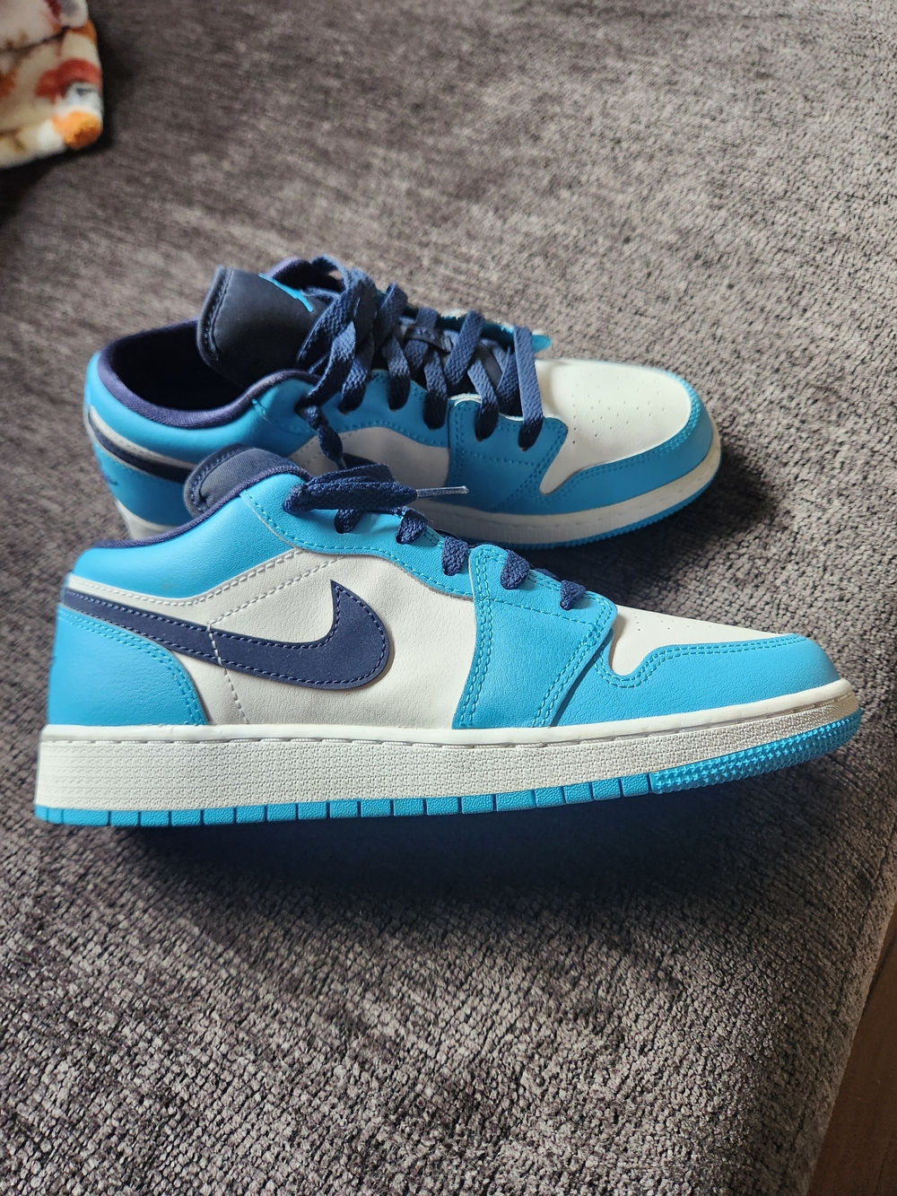 Jordan Kids Low-Top Sneakers in Light Blue, Navy and White